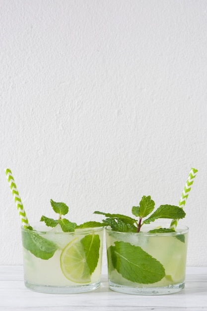 Mojito fresco em madeira branca