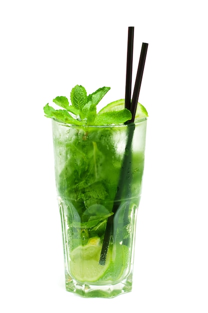 Mojito fresco isolado no branco