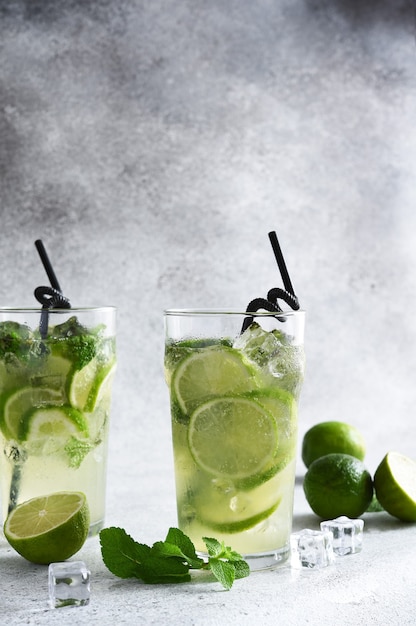 Mojito frio com hortelã e limão. Uma bebida clássica de verão com rum.