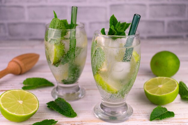 Mojito frío con lima y menta en copas