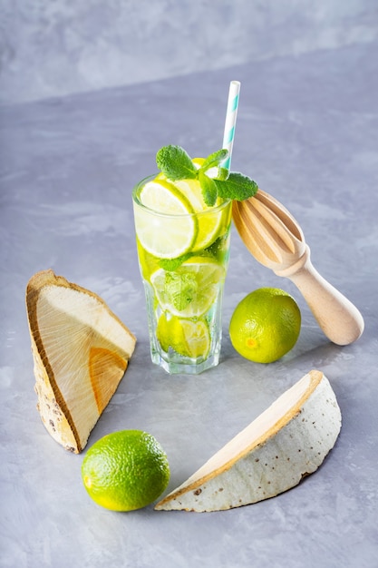 Mojito im Glas mit Limette, frischer Minze und Eis