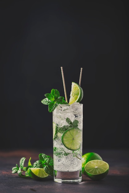 Mojito con lima, menta y hielo