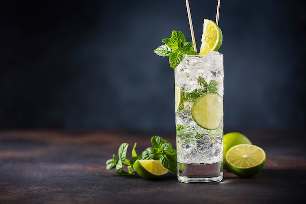 Mojito con lima, menta y hielo