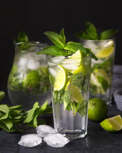 Mojito mit Eis Drink mit Minze und Limette Erfrischende Minzlimonade im Glas Grüner Cocktail