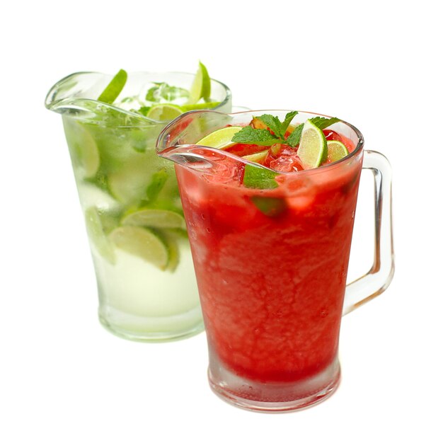 Mojito mit Limette, Minze und Erdbeeren