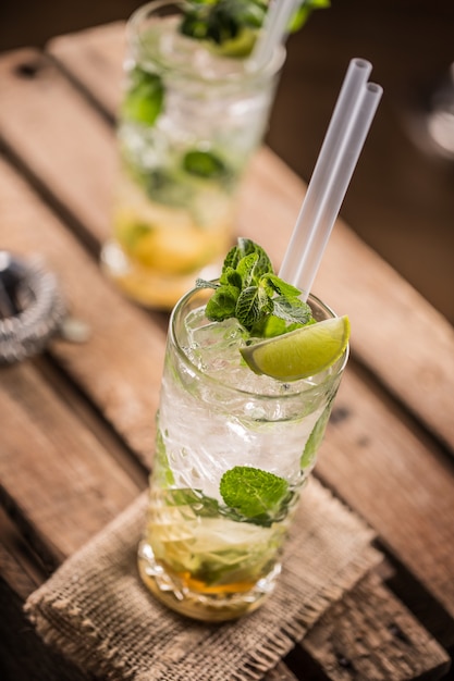 Mojito. Mojito de bebida alcoólica coquetel na placa de madeira em um bar ou restaurante.