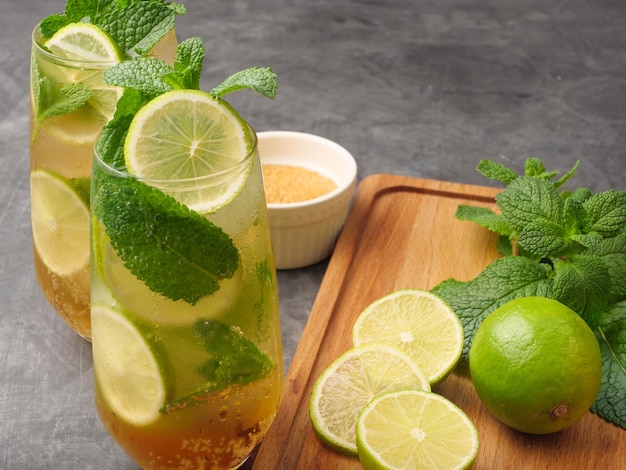 Mojito o mojito virgen trago largo de ron con jugo de lima menta fresca azúcar de caña y soda