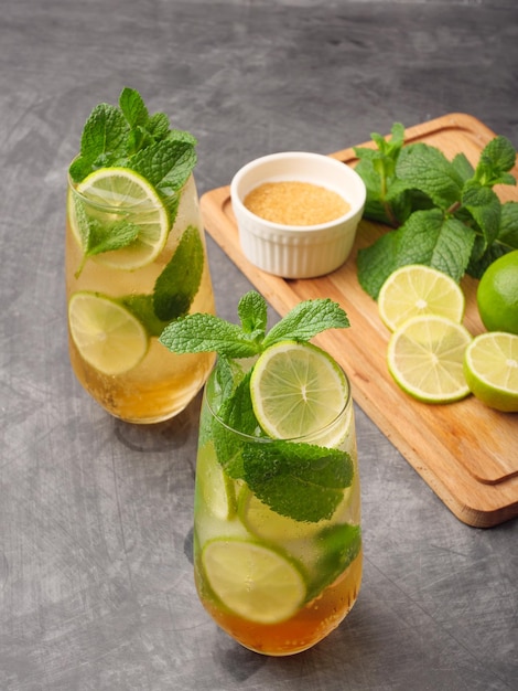 Mojito o mojito virgen trago largo de ron con jugo de lima menta fresca azúcar de caña y soda