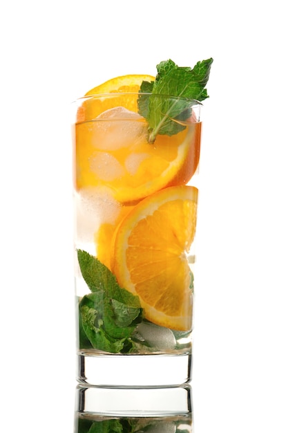 Mojito Orangencocktail.isoliert auf weißem Hintergrund.