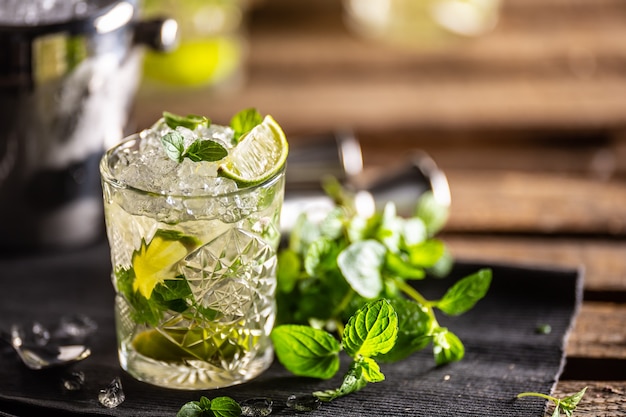 Mojito ou bebida longa de rum mojito virgem com hortelã fresca, suco de limão, açúcar de cana e refrigerante.