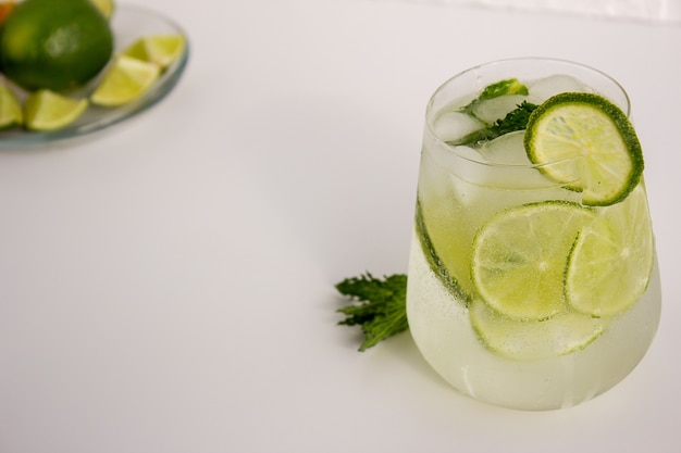 Mojito refrescante sin alcohol con lima, menta, hielo. Lugar para texto, enfoque selectivo.