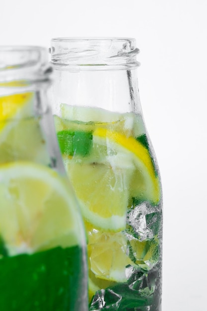 Mojito refrescante bebida alcoólica de coquetel Limonada com limão e folhas de hortelã no fundo claro Cubos de gelo Bebidas refrescantes de desintoxicação de verão Conceito de estilo de vida saudável de alimentação limpa