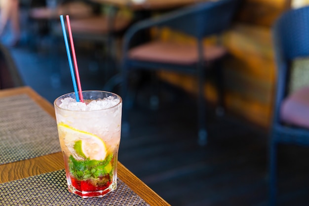 Mojito refrescante com gelo picado em um dia quente de verão