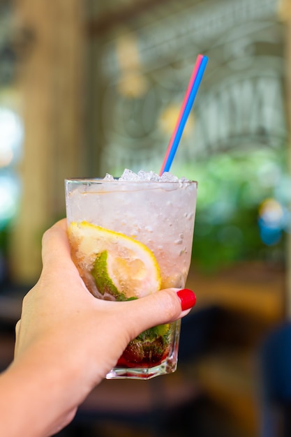 Mojito refrescante com gelo picado em um dia quente de verão