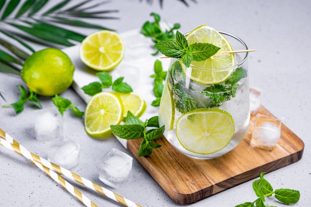 Mojito refrescante com limão, hortelã e gelo em um copo. coquetel de verão frio.