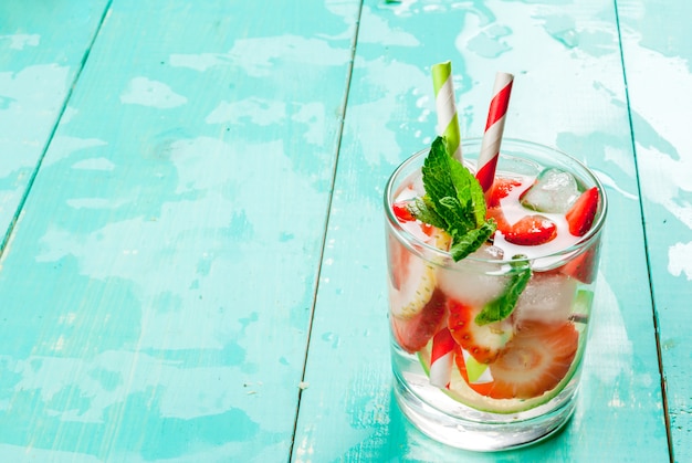 Mojito refrescante de verão com morango