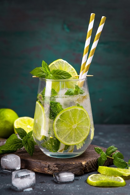 Mojito refrescante con menta lima y hielo en un vaso