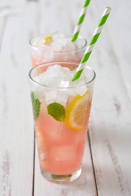 Foto mojito de sandía fresca en la mesa de madera blanca