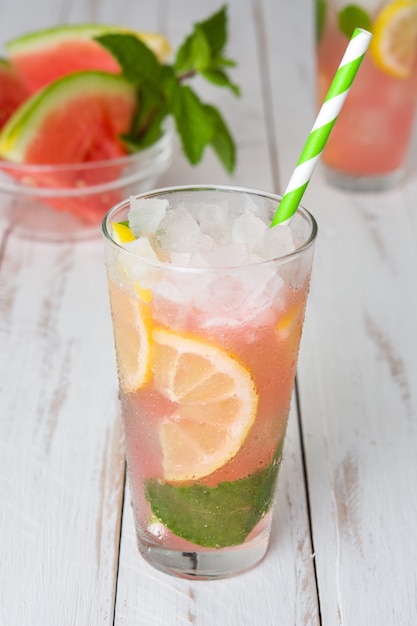 Mojito de sandía fresca en la mesa de madera blanca