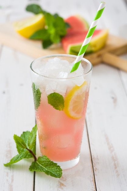 Mojito de sandía fresca en la mesa de madera blanca