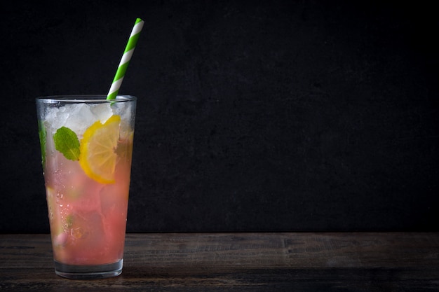 Mojito de sandía fresca en la mesa de madera y espacio de copia de fondo negro