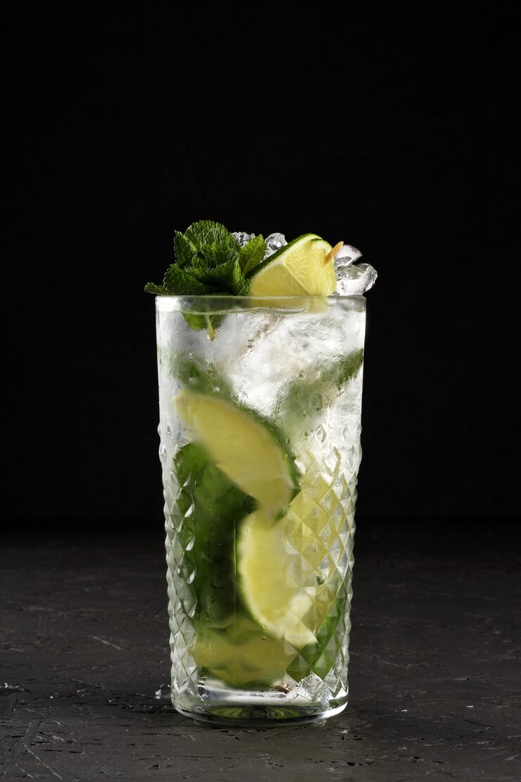Mojito tradicional em fundo OSB pintado de preto