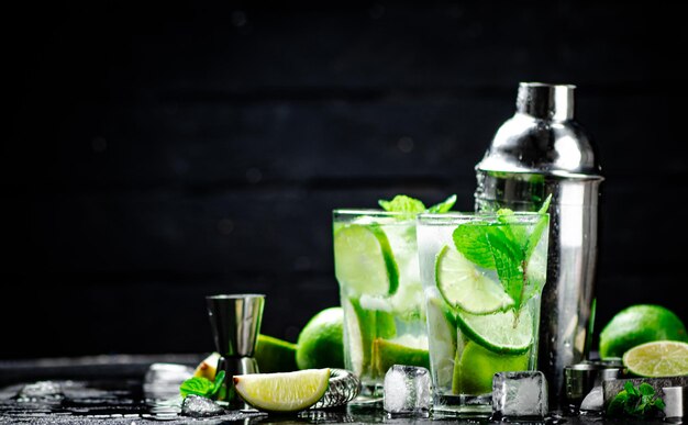 Mojito tradicional con trocitos de lima y menta