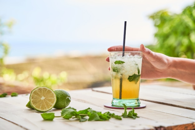 Mojito trinkfertig am Strand