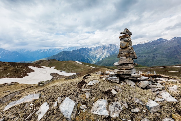 Mojón de piedra en el Himalaya