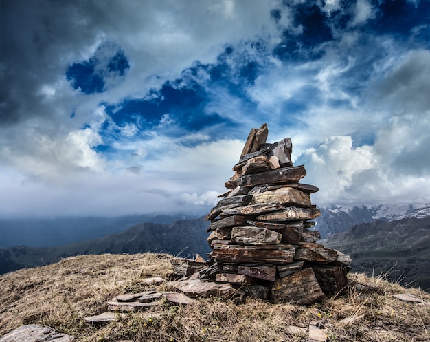 Mojón de piedra en el Himalaya