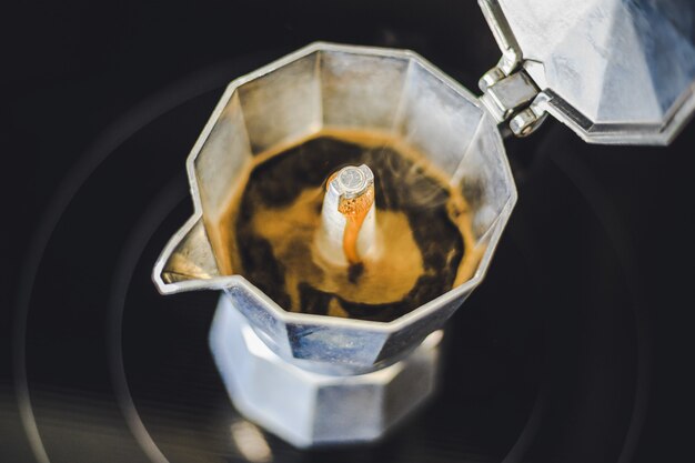 Foto moka-kaffee, der im topf auf dem ofen kocht