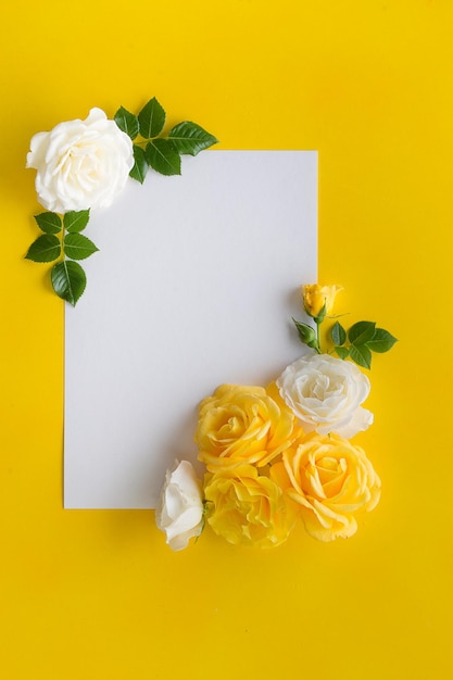 Foto mokap sobre un fondo amarillo con rosas y espacio de copia