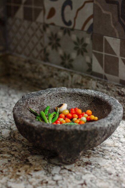 Molcajete tradicional mexicano con chiles tomates cherry y ajo