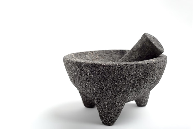 Molcajete utensílio de cozinha mexicano isolado em fundo branco