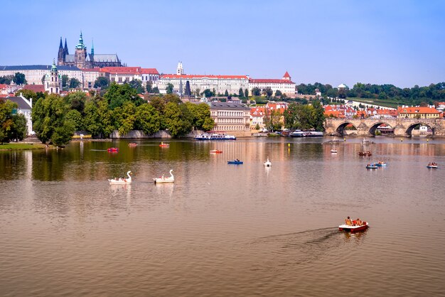 Moldau, Karlsbrücke, St.-Veits-Dom und Prager Burg