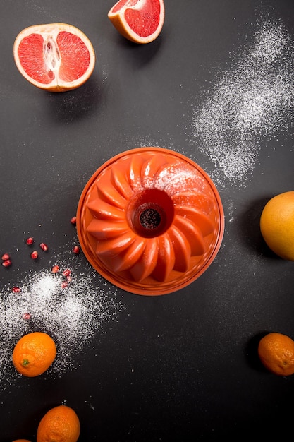 molde redondo de silicone laranja, para assar muffins, polvilhado com farinha, bagas e frutas, ervas