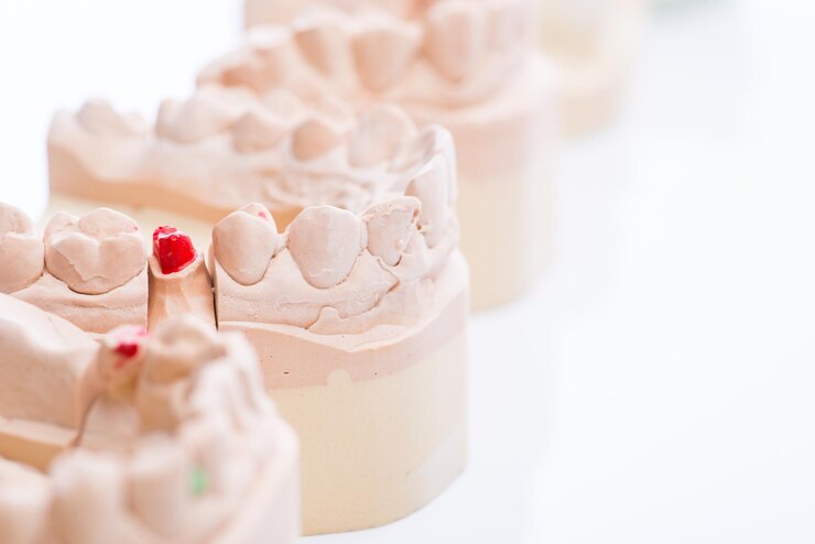Foto moldes de dentes em uma mesa branca brilhante