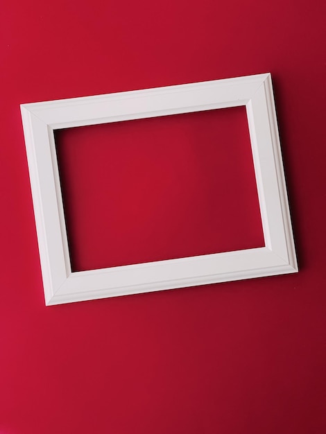 Moldura de arte horizontal branca em fundo vermelho como impressão de arte de design flatlay ou conceito de álbum de fotos