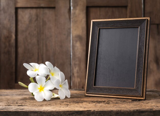 Moldura de banco no balcão de madeira com flor branca