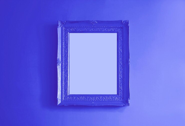 Foto moldura de foto vazia antiga colorida de safira isolada na parede de cor azul gradiente
