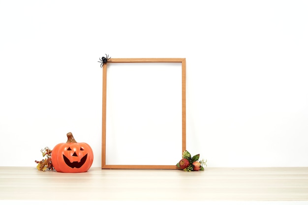 Moldura de madeira com jack o lantern adorável na decoração uma prateleira ou mesa com parede branca com