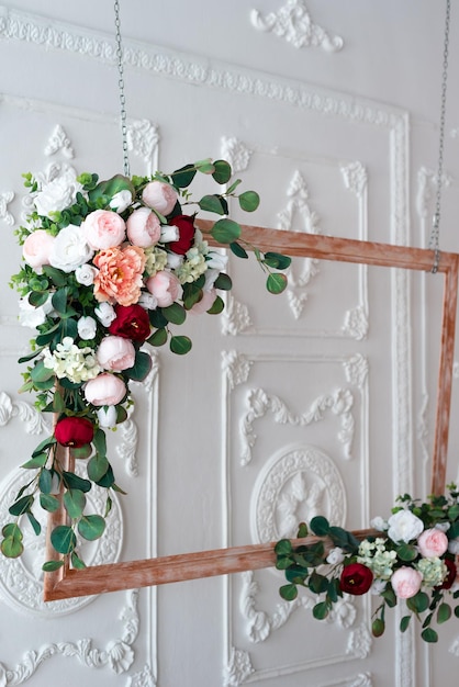 Foto moldura de madeira decorada com flores artificiais composição de casamento flores em um suporte