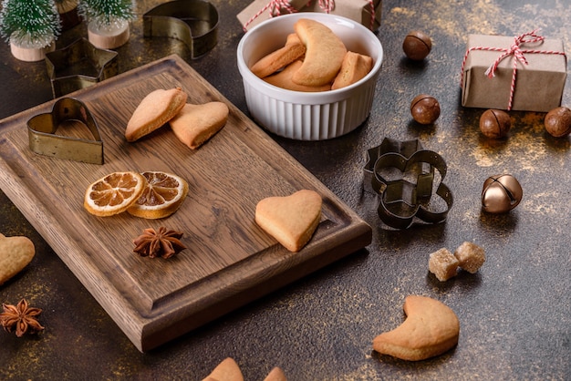 Moldura de Natal com galhos de pinheiro, biscoitos de gengibre, especiarias e anéis de laranja seca