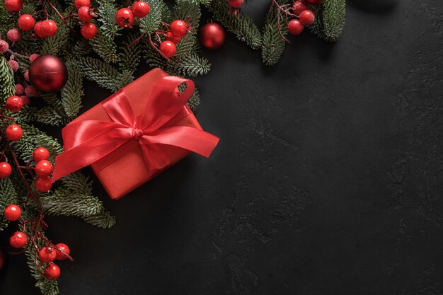Moldura de Natal com presente vermelho e enfeites em cartão preto de Natal