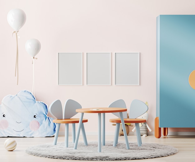 Moldura de pôster no interior do quarto das crianças com parede rosa, mesa infantil colorida e brinquedos