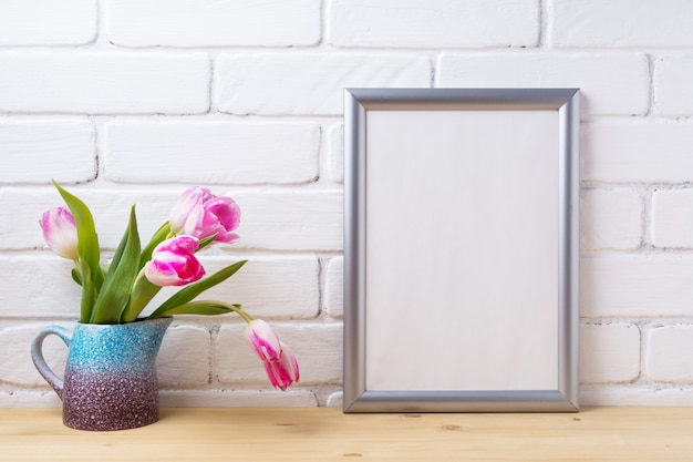 Foto moldura de prata com tulipa rosa em vaso azul roxo