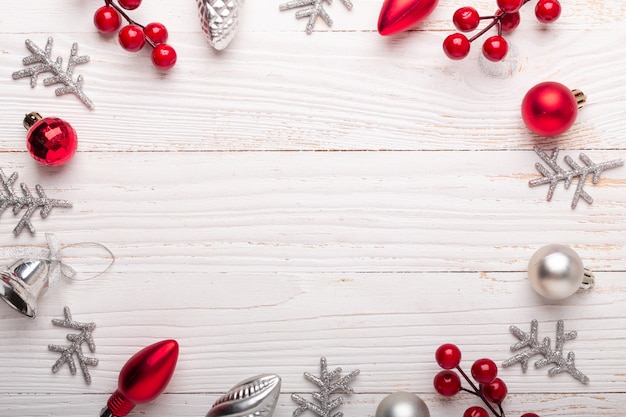 Moldura de prata decoração de Natal vermelho sobre fundo branco de madeira