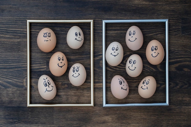 Moldura dourada de imagem e muitos ovos engraçados sorrindo no fundo da parede de madeira escura ovos família emoção rosto retrato conceito comida engraçada