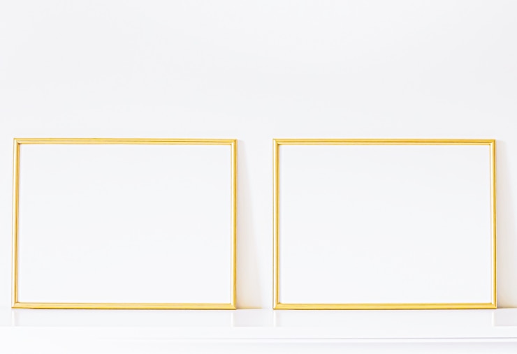 Foto moldura dourada em móveis brancos, decoração de casa de luxo e design para impressão de pôster de maquete e vitrine de loja online de arte para impressão