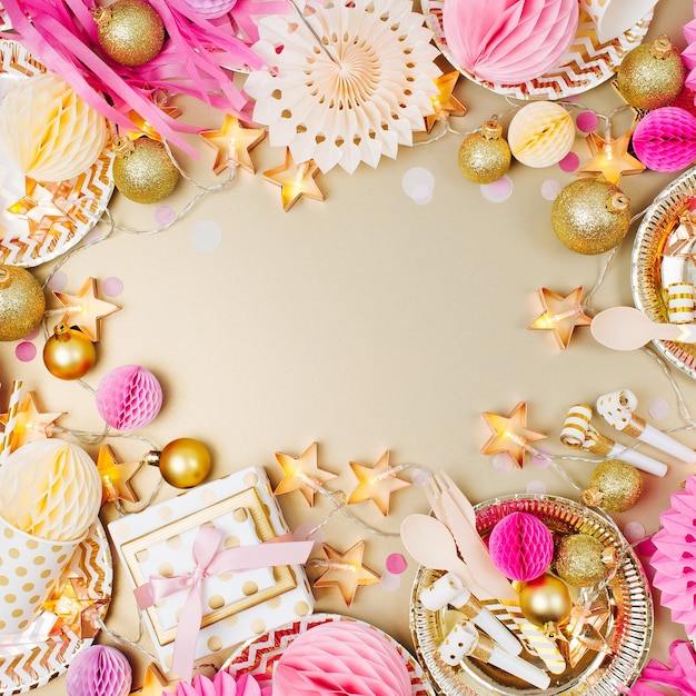 Moldura em bolas de natal com decoração nas cores dourada e rosa. Camada plana, vista superior